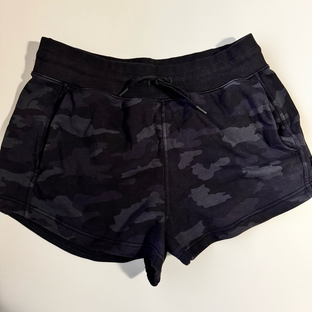 Lululemon Inner Glow Terry Black Camo Shorts Size 12 - Picture 4 of 7